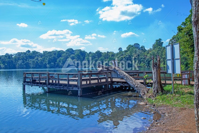 Yakloum Lake wooden stage at ratakiri - ទម្រក្តាឈើនៅបឹងយក្សឡោម
