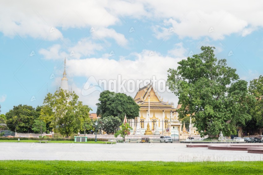 Khmer Pagoda - ទីធ្លាសួនមុខវត្តបទុមវតី