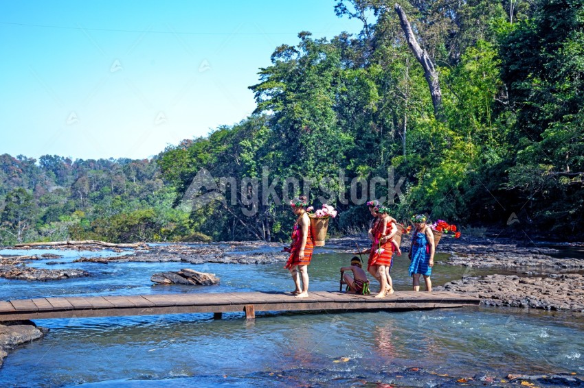 Traditional Lady waking on waterfall Bridge - សម្លៀកបំពាក់ជនជាតិនៅមណ្ឌលគិរី